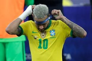Neymar se saca la medalla recibida por el segundo puesto luego de perder la final con Argentina