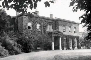 La mansión de Stanwell Place, en el condado de Surrey, que alguna vez perteneció al rey iraquí Faisal II
