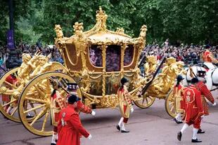 Un holograma de Isabel II “paseó” a bordo del Gold State Coach, el carruaje de oro, de 270 años, en el que viajó la Reina hacia la abadía de Westminster el día de su coronación, y que no se había visto en veinte años.
