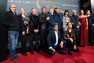 El elenco completo de Competencia oficial posa junto a los productores y los directores del largometraje