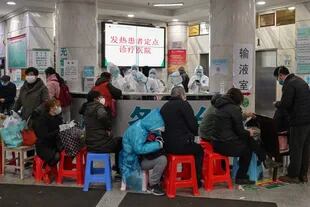 Pacientes en el Hospital de la Cruz Roja de Wuhan en enero de 2020
