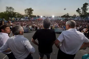 Kicillof, Larroque, Kirchner y Ferraresi, frente a los militantes durante un acto en Avellaneda