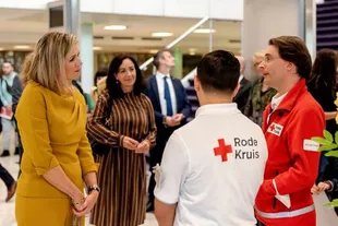 La reina Máxima de Holanda conversó con miembros del ejército y de la Cruz Roja (Crédito: Instagram/@maximaqueen)