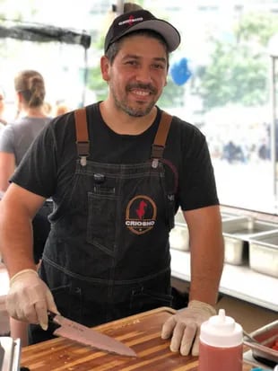 “Con Criosho ofrecemos comidas regionales argentinas usando leña y carbón, aplicando algunas técnicas de alta cocina. Hoy en día estamos haciendo todo tipo de eventos para más de 200 personas. Contamos con un equipo de trabajo de 25 empleados”, describe Matías.