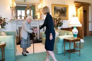 La reina Isabel II de Gran Bretaña y la nueva líder del Partido Conservador y la primera ministra electa de Gran Bretaña, Liz Truss, en el Castillo de Balmoral en Ballater, Escocia, el 6 de septiembre de 2022