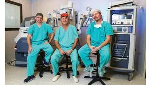 De izq. a der. los cirujanos David Rywaka, Juan José Carmona y  Néstor Tappari, al finalizar la intervención