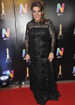 La actriz y comediante Costa eligió un vestido negro con bordados y transparencias