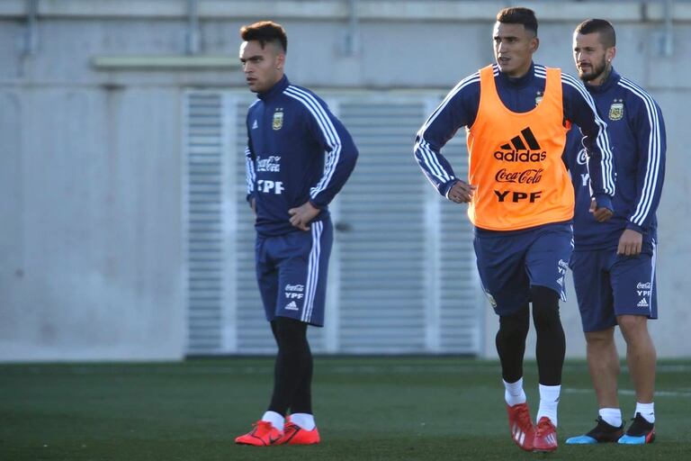 Matías Suárez junto a Acosta y Benedetto en el segundo entrenamiento de la selección