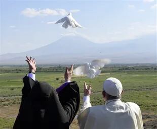 El Papa Francisco y el Patriarca armenio Karekin II frente al Monte Ararat