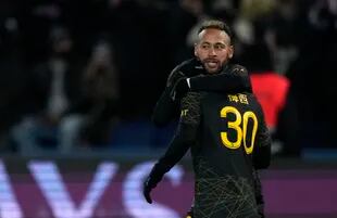 Neymar, autor del gol de PSG, se abraza con Messi