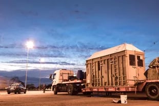 El camión que traslada la caja en la que viaja Mara en una de las paradas que realizó en los cuatro días de recorrido entre Argentina y Brasil