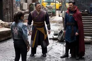 America Chavez (Xochitl Gomez), Wong (Benedict Wong) y Doctor Strange (Benedict Cumberbatch) 