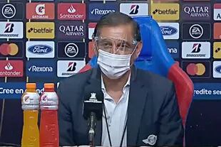 Con barbijo y mascarilla, Ramón Díaz respondió a las preguntas luego de la derrota de su equipo, Libertad de Paraguay, por 2-0 ante Boca, en Asunción, por la Copa Libertadores.