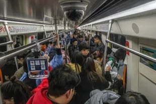 Una cámara de vigilancia en el techo de un vagón de metro lleno en Zhengzhou, China, el 14 de diciembre de 2019