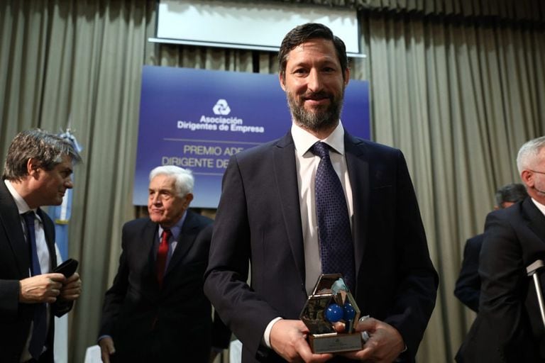 Francisco Seghezzo, CEO de LA NACION, recibe el premio ADE en la categoría Entretenimiento, deportes y actualidad