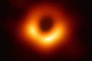Demostraron que los agujeros negros son sistemas termodinámicos aún más complejos, no solo con una temperatura sino también con una presión