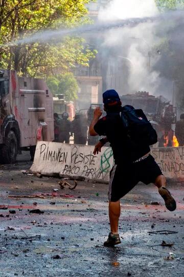 Los manifestantes prenden fuego a una barricada en la manifestación por el aniversario de las protestas en Chile.