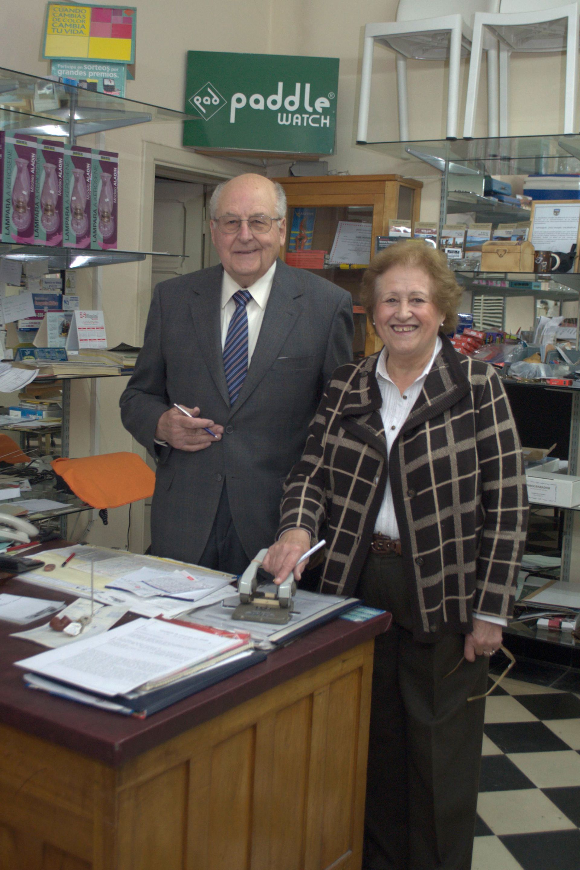 Ángel y Ema Valbuena, los hijos del fundador de Casa Los Vascos que siguen de cerca el funcionamiento de la tienda hasta el día de hoy.