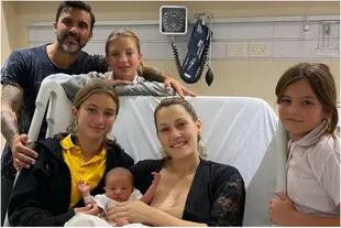 Indiana, Sienna y Allegra visitaron la clínica tras el nacimiento de Luca 
Foto: Instagram @micaviciconte