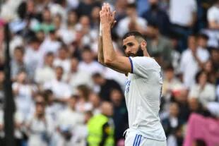 Real Madrid's French forward Karim Benzema celebrates at the end of the Spanish League football match between Real Madrid CF and RCD Espanyol at the Santiago Bernabeu stadium in Madrid on April 30, 2022. (Photo by GABRIEL BOUYS / AFP)