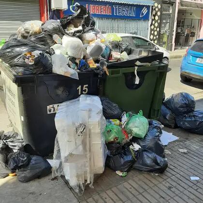 Contenedores de basura rebalsados, el fin de semana, en San Nicolás