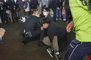 El primer ministro de Japón fue evacuado tras una fuerte explosión durante un acto