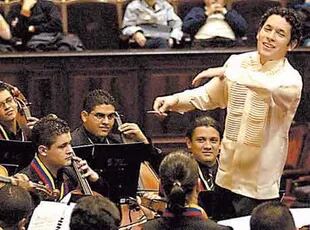 Gustavo Dudamel al frente de los Jóvenes Arcos de Venezuela, en su juventud; el músico comenzó a dirigir a los 8 o 9 años, en su casa