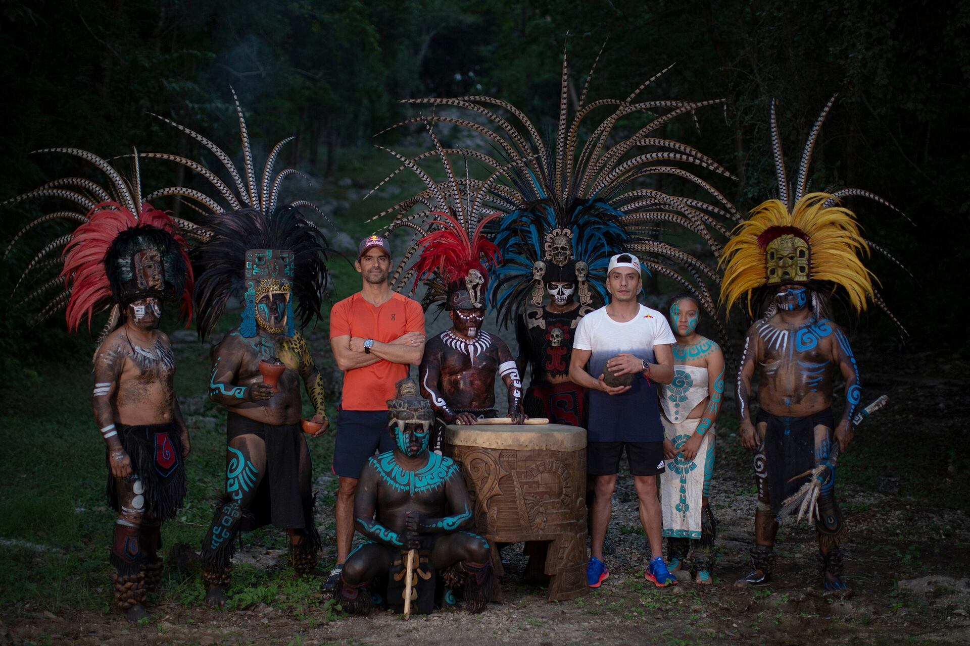 Orlando Duque, Jonathan Paredes y un grupo de guerreros mayas, posan para un retrato después de una ceremonia en Ik Kil, Yucatán, México