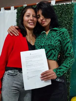 Anabel junto a Marcela, su mamá, celebrando que firmó su primer contrato con una agencia de modelos en Argentina