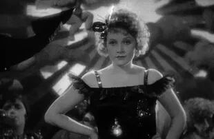 "En el momento que von Sternberg alcanzó la cima del cine llegó el cine sonoro. Hubo que volver a empezar, se hicieron óperas para ser oídas y se lo olvidó. Enseguida Sternberg hizo películas bastante mediocres con Marlene Dietrich. Estas son más conocidas que las otras", comentó Borges. El ángel azul (1930), un clásico de von Sternberg lanzó la carrera de Dietrich
