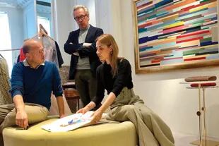 Edouard Vermeulen y la decoradora de interiores y asesora de Natan, Caroline van Thillo, admiran los dibujos del artista argentino.
