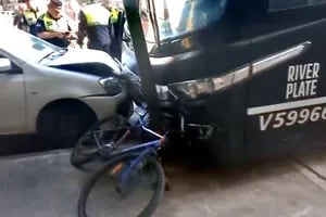El micro de River Plate chocó autos y motos estacionados fuera del hotel donde concentra el plantel en Tucumán