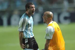 Mascherano y Verón festejando un gol en la Copa América de 2007