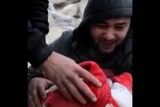 El dramático video del momento en que un padre sirio encuentra a su bebé muerto tras el terremoto