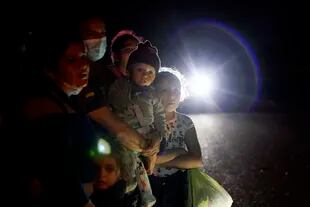 Un grupo de migrantes procedentes de Honduras y Nicaragua que esperan en un camino luego de que se entregaron a las autoridades en La Joya, Texas