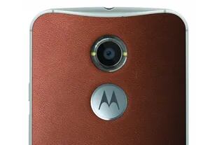 La cámara ahora es de 13 megapixeles, con un doble LED, sobre el logo de Motorola, que es de metal