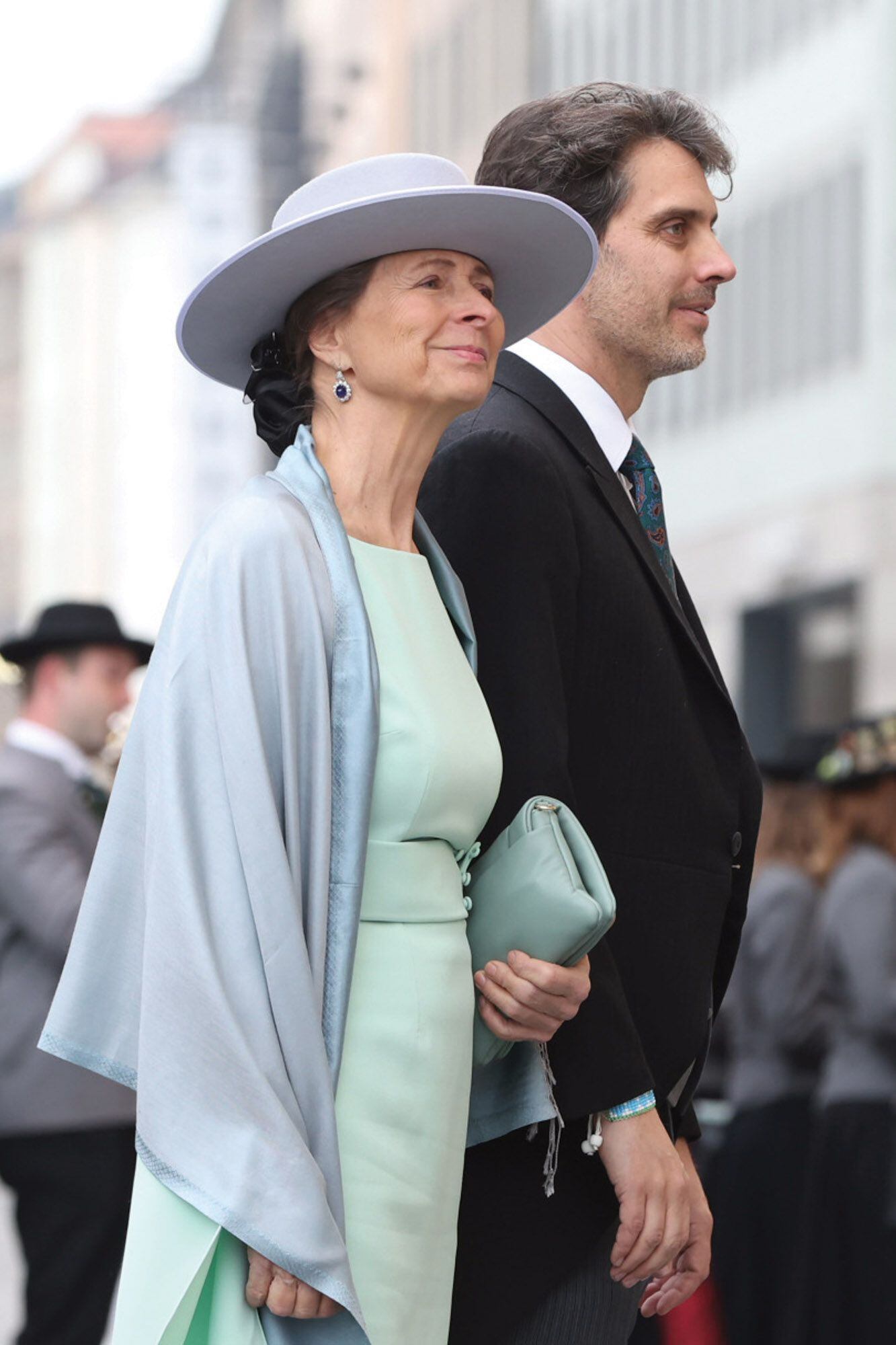 Luis de Baviera, al llegar al templo acompañado por su madre, la princesa Beatriz.