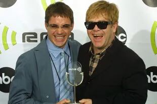 Robert Downey Jr le entrega un premio a Elton John en el año 2001