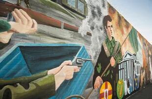 Uno de los murales intervenidos que narra la historia del largo conflicto de Irlanda del Norte.