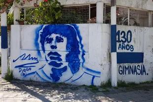 Otro de los murales en las paredes platenses que hacen alusión a la llegada de Diego Armando Maradona a la ciudad.