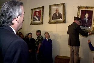 Néstor Kirchner el día que mandó a descolgar el cuadro de Videla