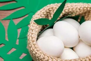 Para los huevos: cestas, canastas o lo que se tenga a mano.