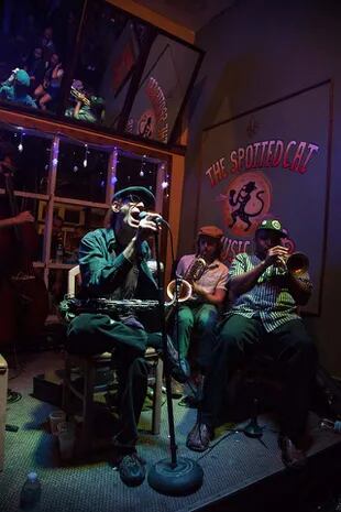 Noche de jazz en The Spotted Cat, club de jazz en Nueva Orleans.