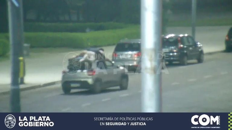Manejaron a alta velocidad por el centro de La Plata colgados del techo de un auto