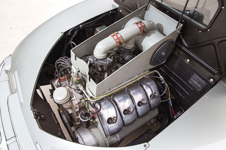 El motor V8 con 75 caballos de fuerza podia llevar al auto a velocidades próximas a los 160 kilómetros por hora