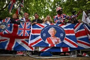 Migliaia di britannici si riuniscono nel centro di Londra il primo giorno delle celebrazioni del Giubileo di platino della Regina Elisabetta II. 
