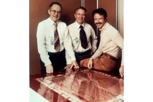 Gordon Moore, Robert Noyce y Andy Grove, de Intel, la empresa que creó el primer cerebro electrónico disponible comercialmente, en 1971. En la foto están con el plano del 8080, un icónico e influyente chip de 1974; es decir, previo a la IBM/PC