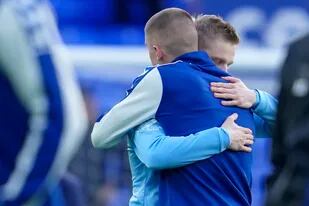 El abrazo entre dos futbolistas ucranianos antes de un partido de la Premier League