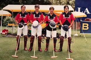 Los hermanos Araya primos de Juan José: José Ignacio (1), Santiago (2), Benjamín (3) y Diego (4), cuando disputaron en 2002 la Copa Cámara de Diputados, por Coronel Suárez.