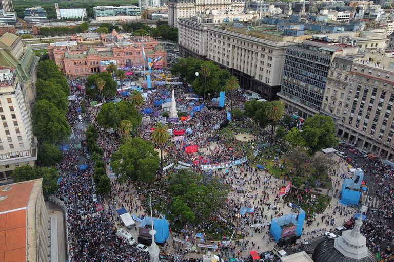 El acto por el día de la Democracia, en la Plaza de Mayo